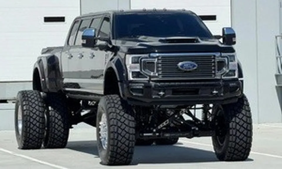 Cận cảnh 'quái thú' bán tải 11 chỗ ngồi, bình dầu đổ đầy hơn 700 lít