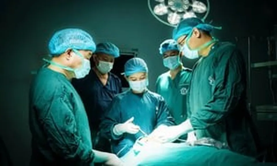 Vượt mưa trắng trời lúc 5h sáng, bác sĩ chạy đua 'giờ vàng' giữ khuôn mặt bệnh nhân