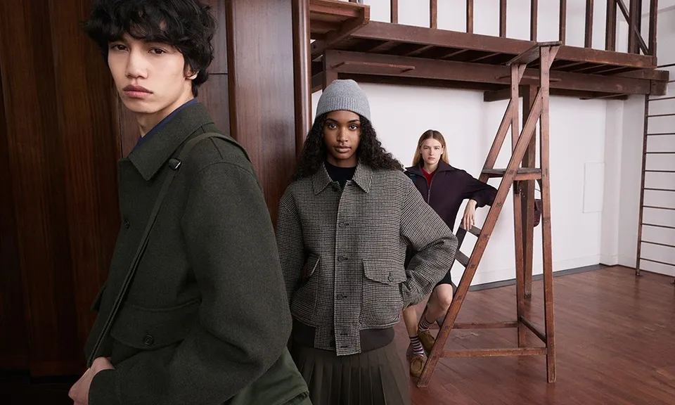 Áo khoác, đồ dệt kim và chân váy xếp ly trong BST UNIQLO and JW ANDERSON Thu/Đông 2026